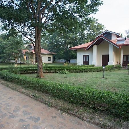 Hotel Chenra Kataragama Kültér fotó