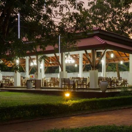 Hotel Chenra Kataragama Kültér fotó