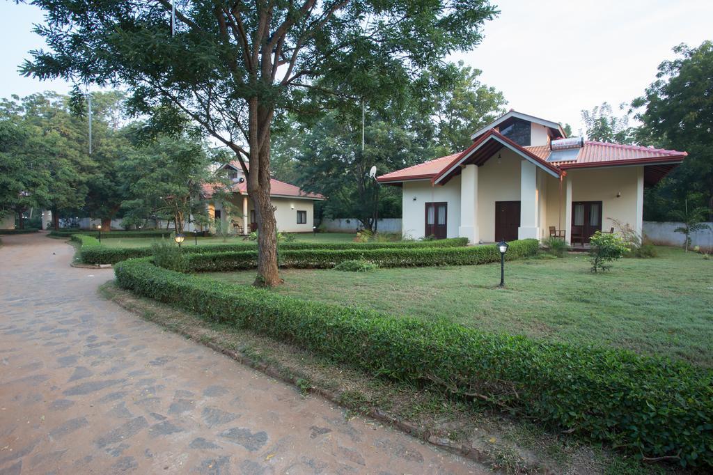 Hotel Chenra Kataragama Kültér fotó