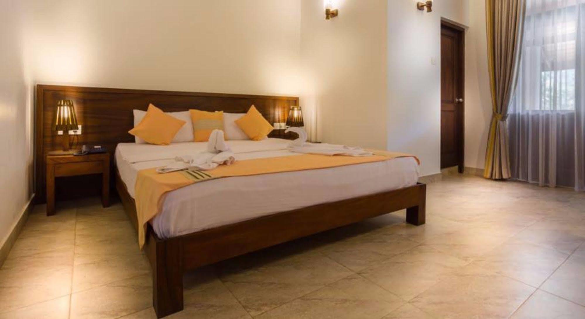 Hotel Chenra Kataragama Kültér fotó
