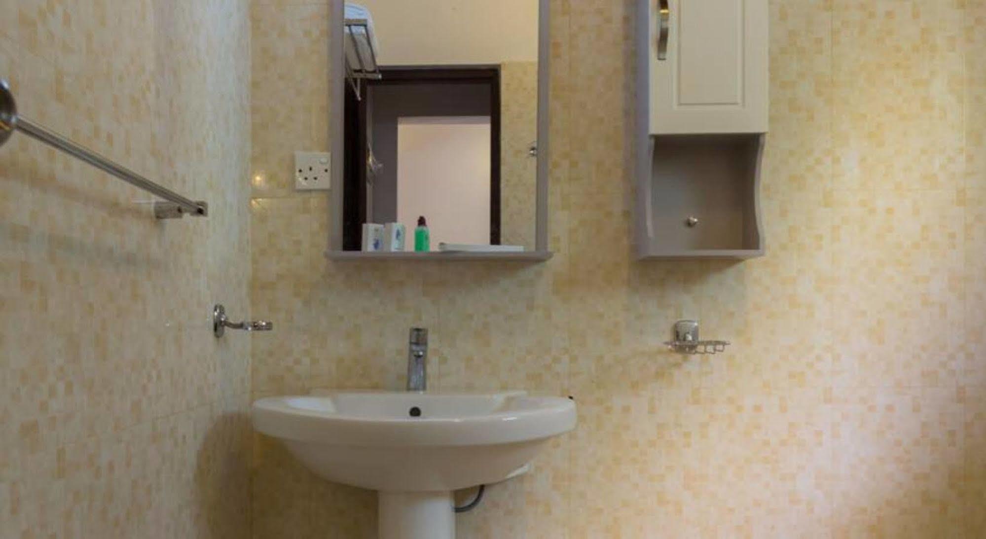 Hotel Chenra Kataragama Kültér fotó