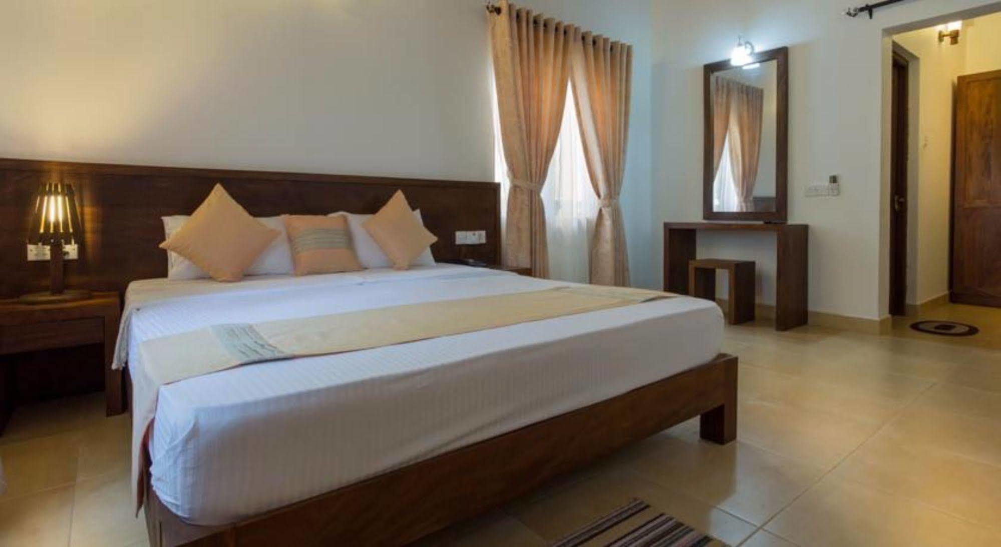 Hotel Chenra Kataragama Kültér fotó