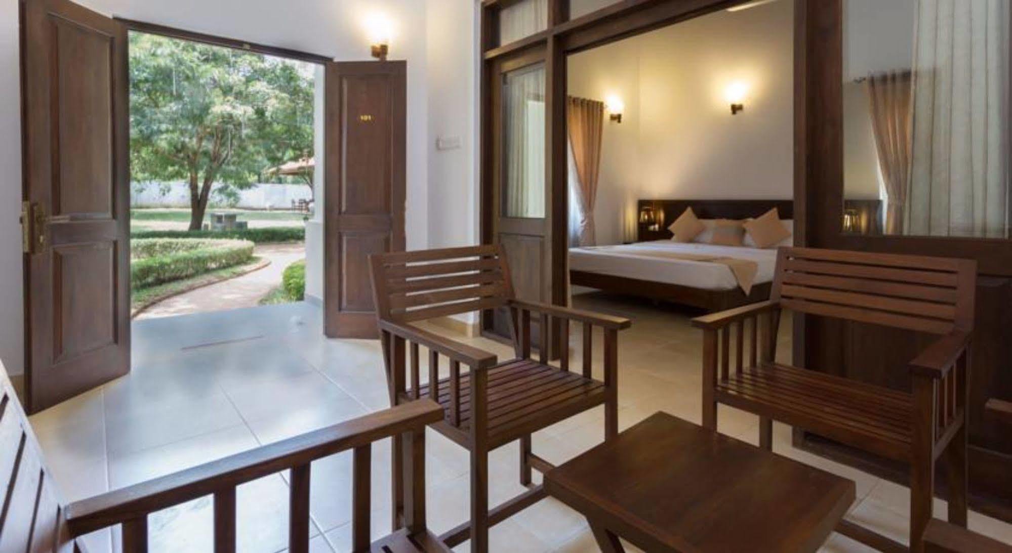 Hotel Chenra Kataragama Kültér fotó