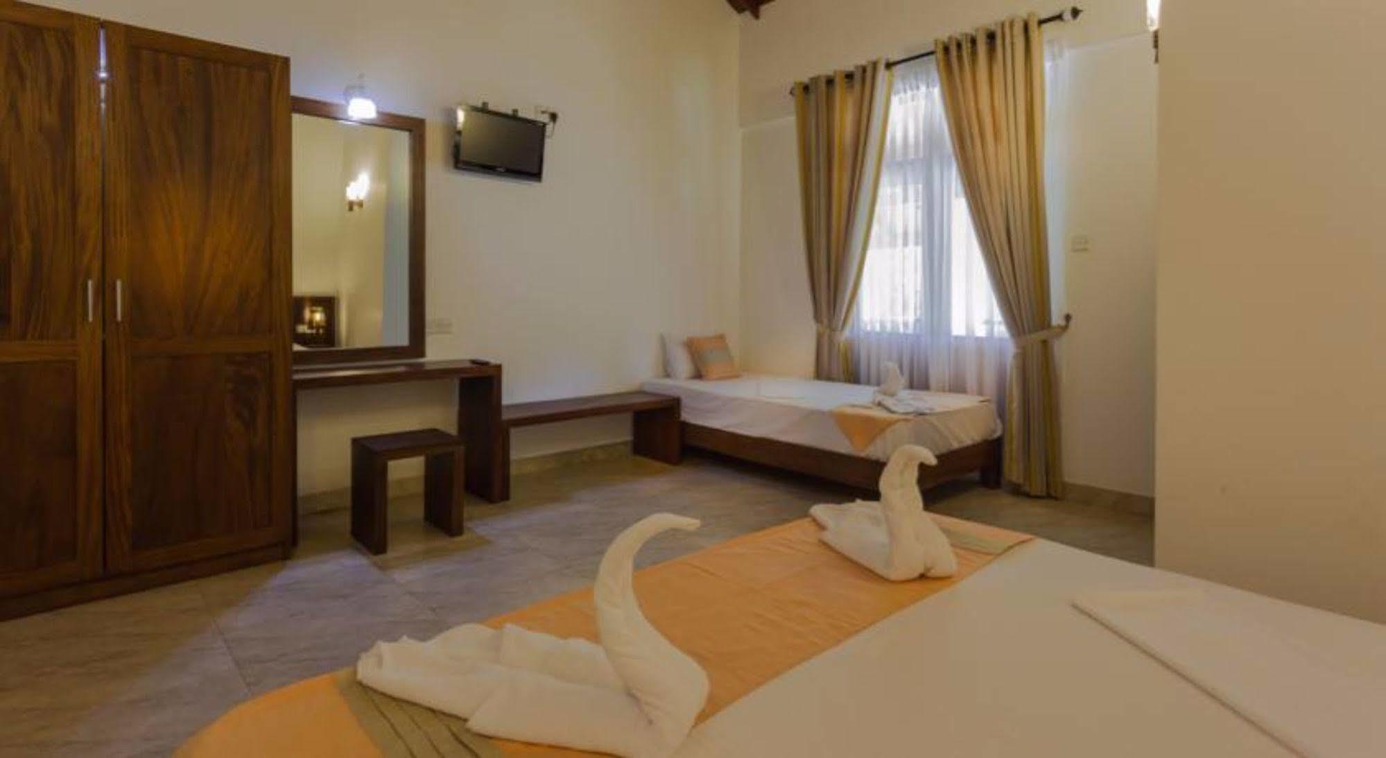 Hotel Chenra Kataragama Kültér fotó