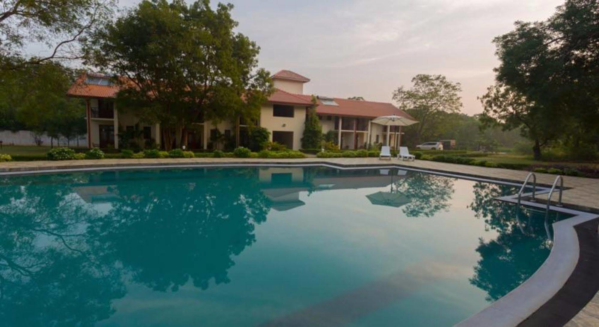 Hotel Chenra Kataragama Kültér fotó