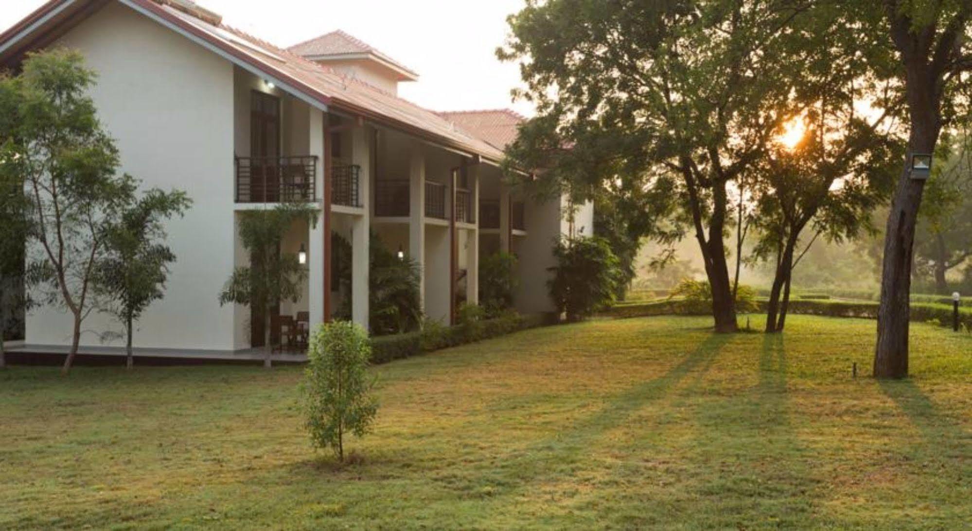 Hotel Chenra Kataragama Kültér fotó