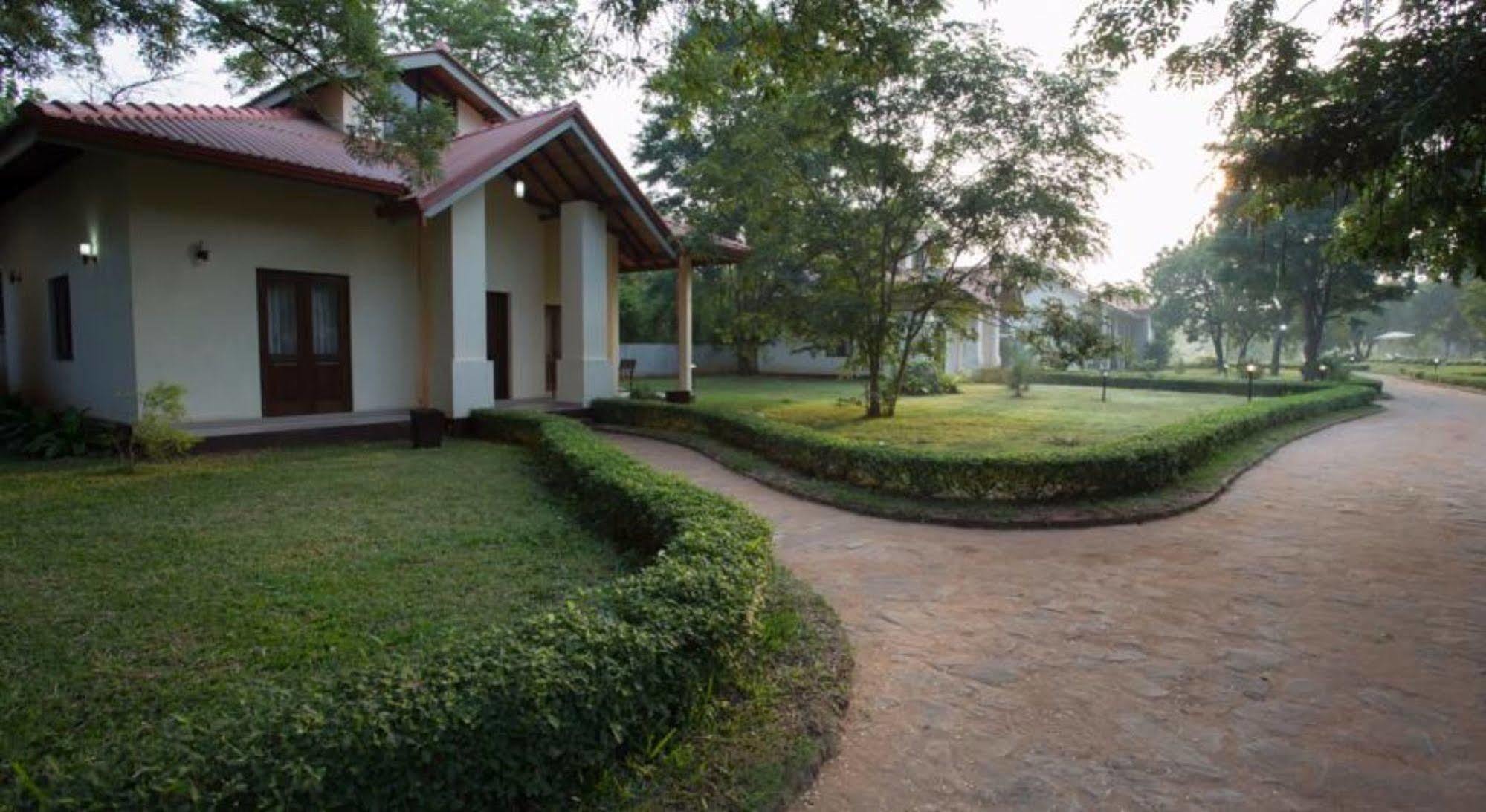 Hotel Chenra Kataragama Kültér fotó