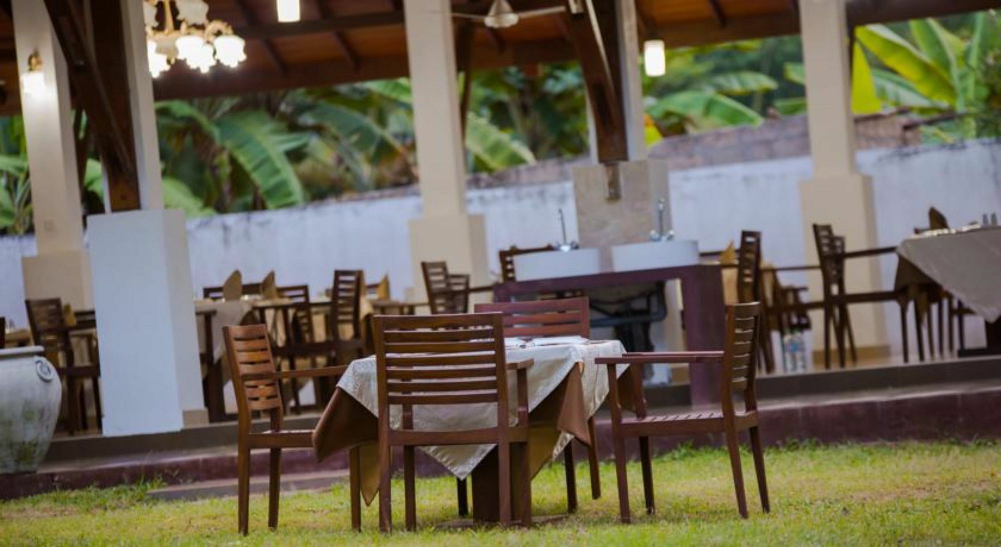 Hotel Chenra Kataragama Kültér fotó